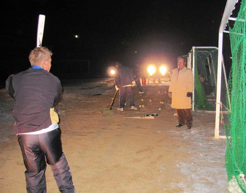 　プロ入り後も年末年始に帰省すると小学校のグラウンドでティー打撃を行う栗山（左）。右は練習を見守る恩師の牧野栄一さん