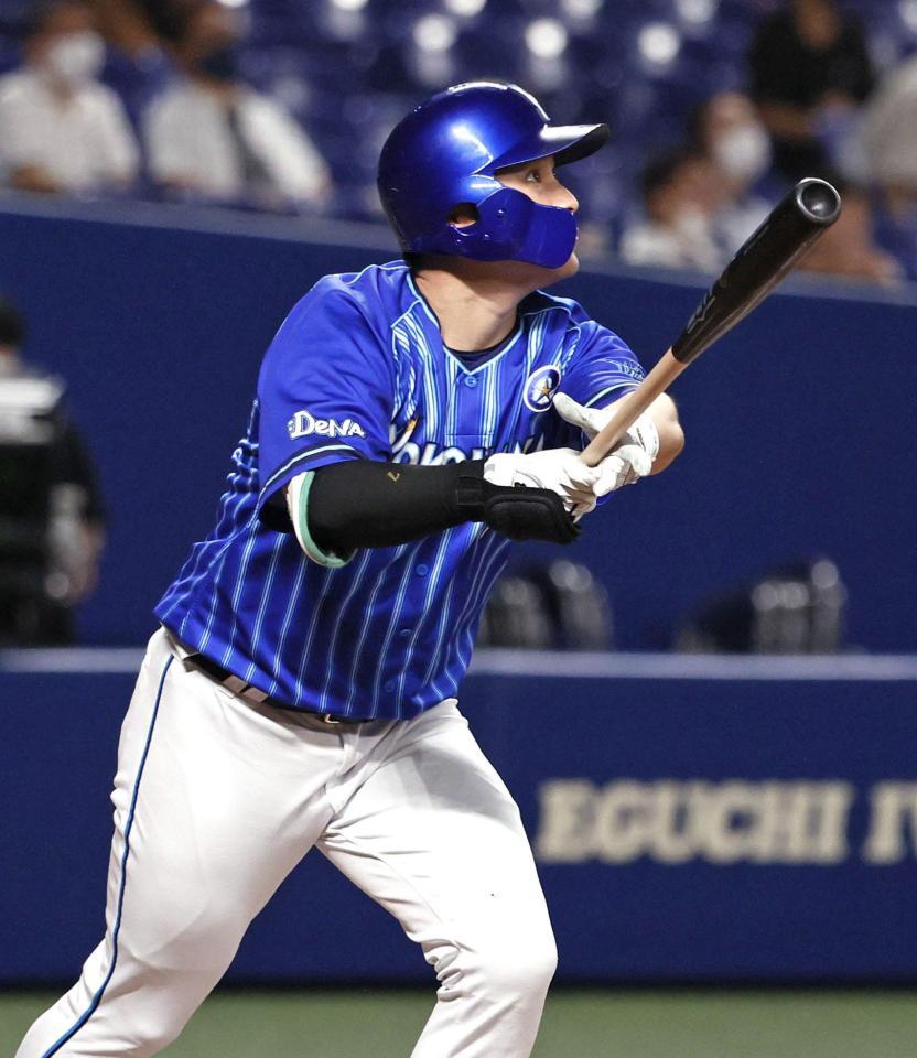 　７回２死一塁、佐野が右中間に勝ち越し２ランを放つ