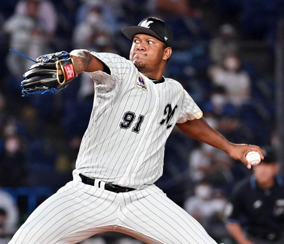 　日本ハム打線を相手に力投する先発のロメロ