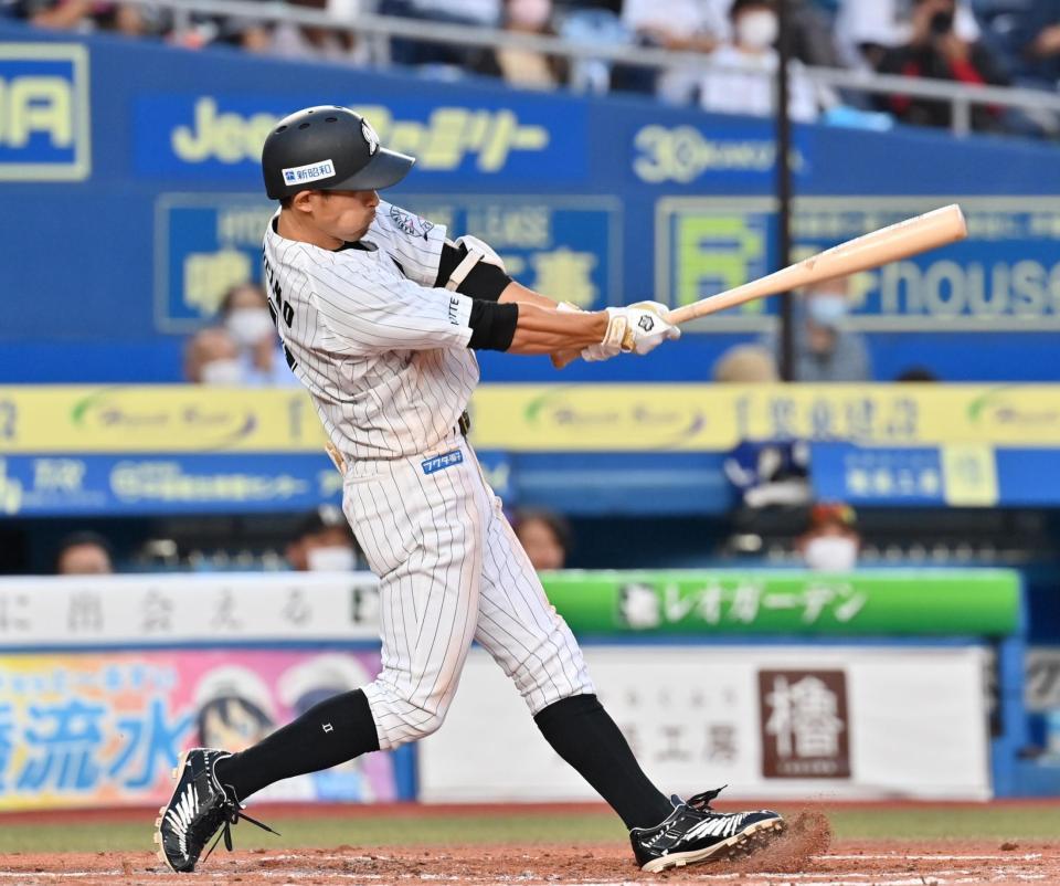 　２回、荻野が三塁に先制の適時内野安打を放つ