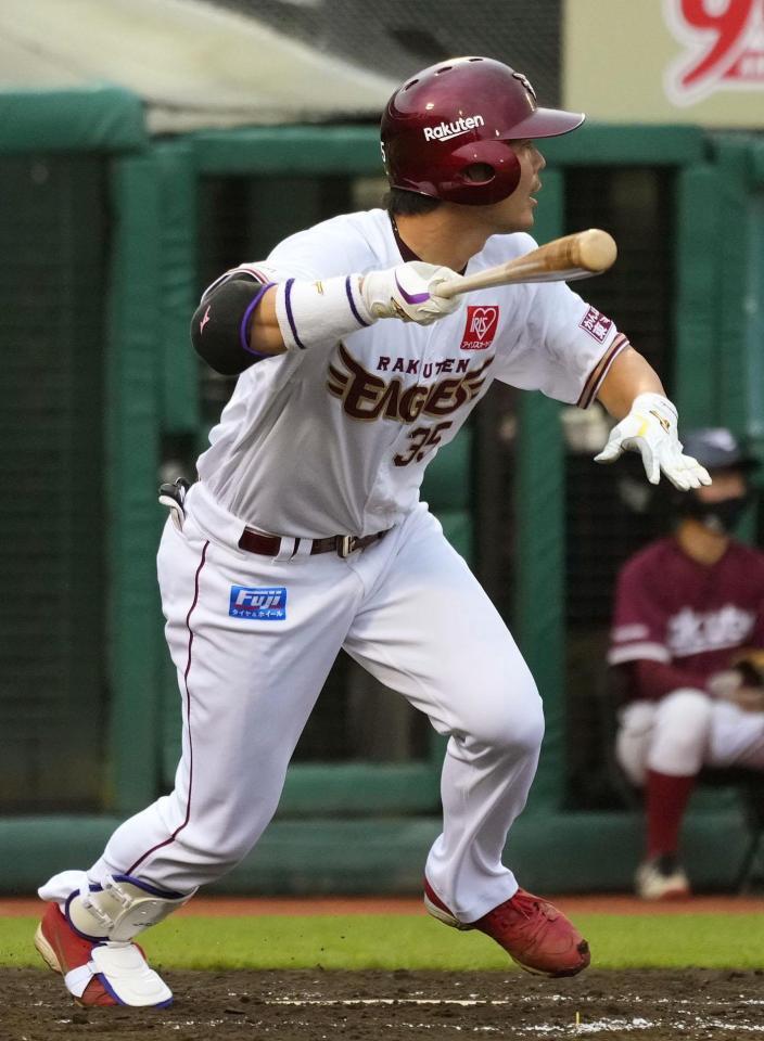 　３回、島内が左翼線に先制２点二塁打を放つ（共同）