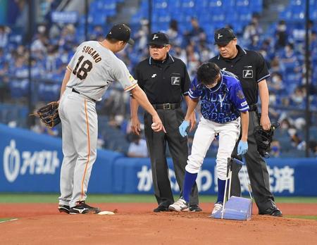 １回、宮国が削ったマウンドを気にする菅野（撮影・西岡正）