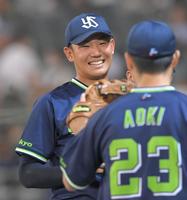 ４回を投げ終え、青木（２３）を笑顔で迎える奥川（撮影・高部洋祐）