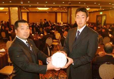 勝村法彦監督から励ましの言葉の書かれたボールを受け取る平野佳寿（右）＝２００６年