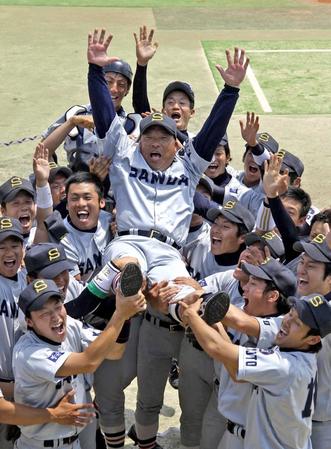 連覇を果たし、勝村法彦監督（中央）を胴上げする京産大ナイン＝２０１３年