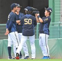 試合前、オリックス・宗佑磨（左端）らを撮影する西野真弘（右端）＝撮影・高部洋祐