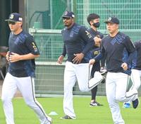 １軍に合流し、準備運動するジョーンズ（中央）＝撮影・高部洋祐