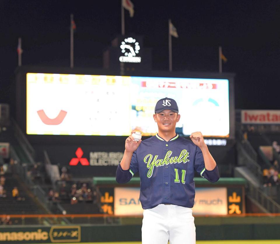 　プロで甲子園初勝利を挙げ、ウイニングボールを手に笑顔の奥川
