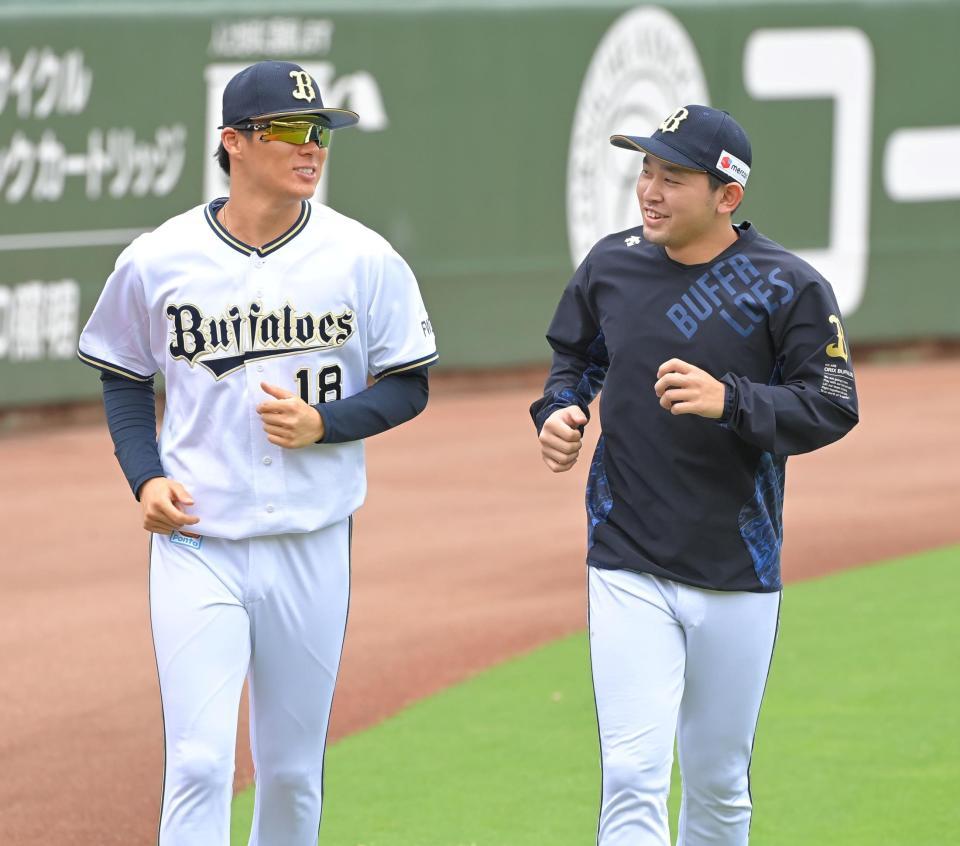 試合前、並んでランニングするオリックス・山本（左）と宮城（撮影・高部洋祐）