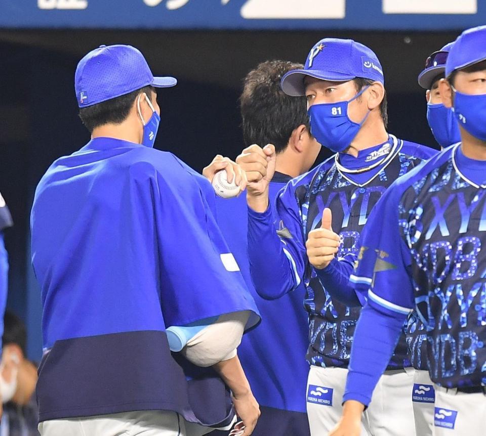 　６勝目を挙げた大貫（左）とタッチを交わすＤｅＮＡ・三浦監督＝横浜スタジアム（撮影・西岡正）