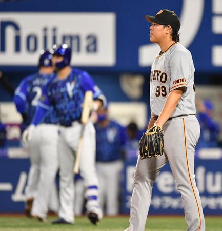 　１回、牧に適時打を浴び、２点目を失った山口俊（右）＝撮影・西岡正