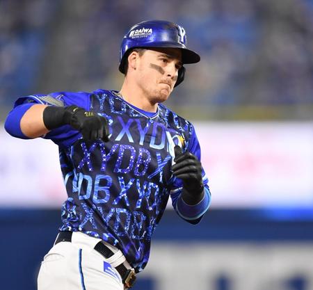 １回、左越えに先制２ランを放ち、本塁へ向かうオースティン（撮影・西岡正）