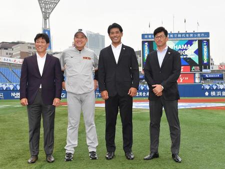 横浜スタジアムを訪問し、原監督（左から２人目）と並んで笑顔を見せる（左から）日本代表・井端コーチ、稲葉監督、建山コーチ（撮影・西岡正）