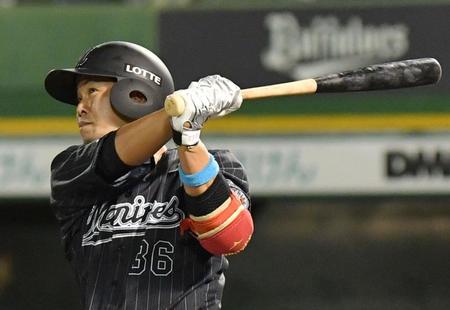 　７回、小窪は左越えにソロを放つ（撮影・佐々木彰尚）