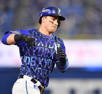 １回、左越えに先制２ランを放ち、本塁へ向かうオースティン（撮影・西岡正）