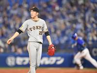 １回、宮崎（右）にソロを浴びる戸郷（撮影・西岡正）