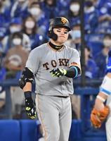 ９回、同点打を放ち、一塁上で拳を握る丸＝横浜スタジアム