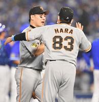 ＤｅＮＡと引き分け、同点打を放った丸（左）をねぎらう原監督（撮影・西岡正）