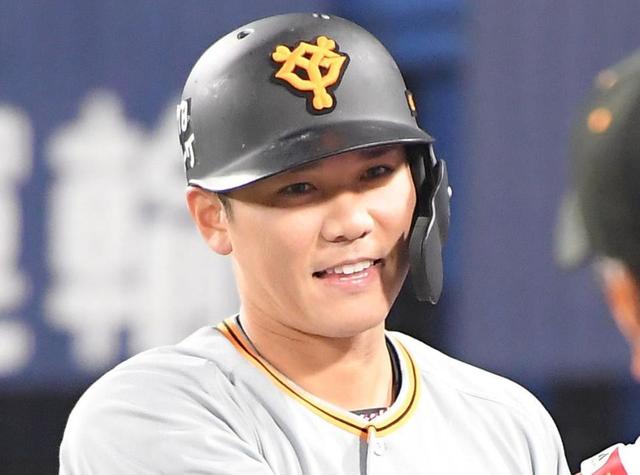 巨人 坂本に折れたバットが 右太ももあたりを直撃 苦笑い浮かべる 野球 デイリースポーツ Online