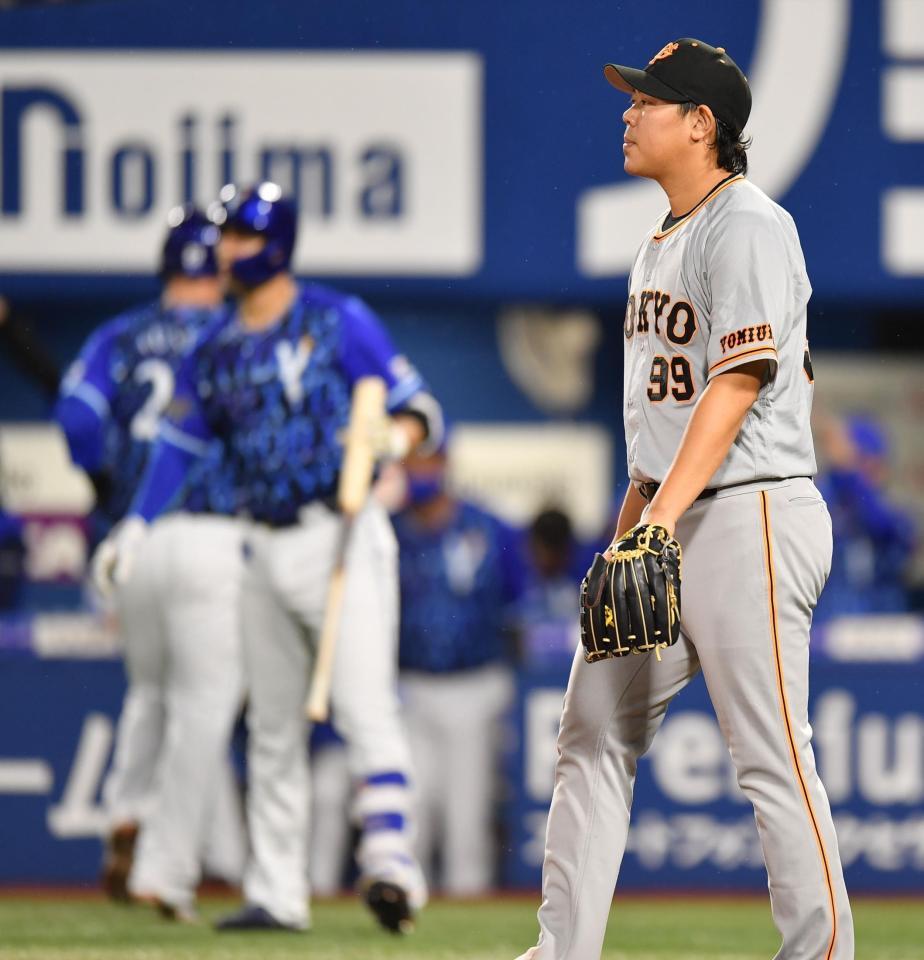 　１回、牧に適時打を浴び、２点目を失った山口俊（右）＝撮影・西岡正