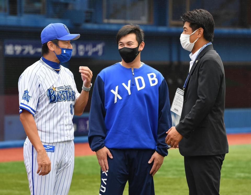 　横浜スタジアムを訪問し、三浦監督（左）、山崎（中央）と談笑する日本代表・稲葉監督（撮影・西岡正）