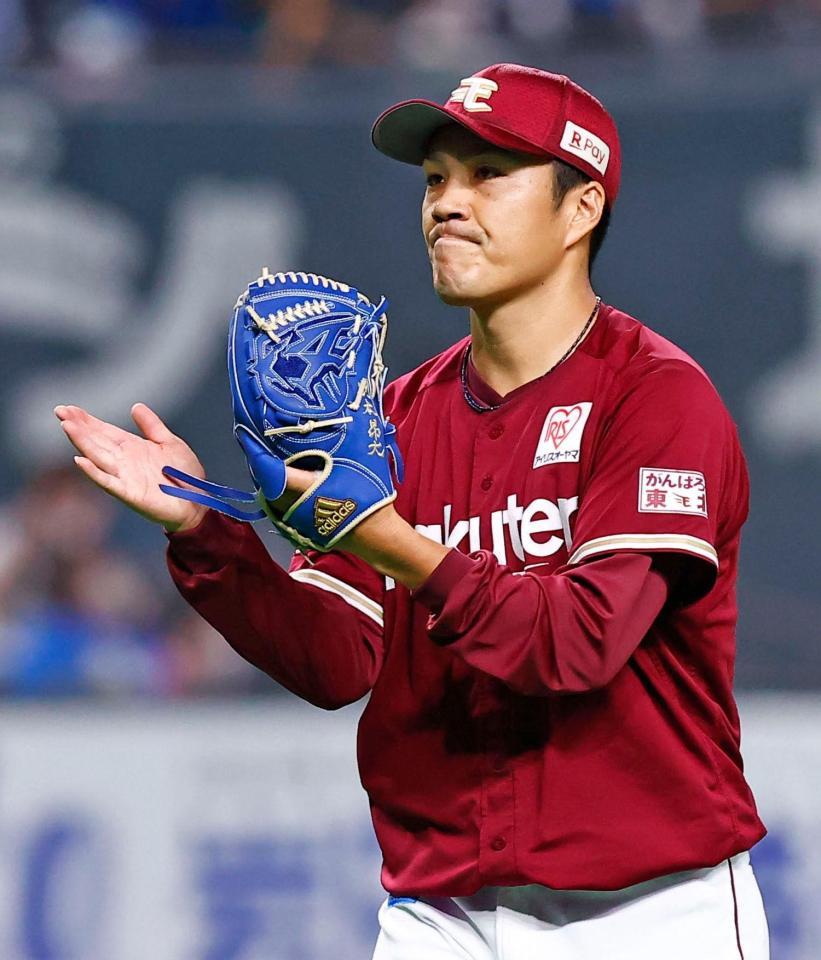 ３回を三者凡退に抑え、グラブをたたく則本昂＝札幌ドーム