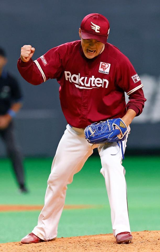 完封で９勝目を挙げ、ガッツポーズの則本昂＝札幌ドーム
