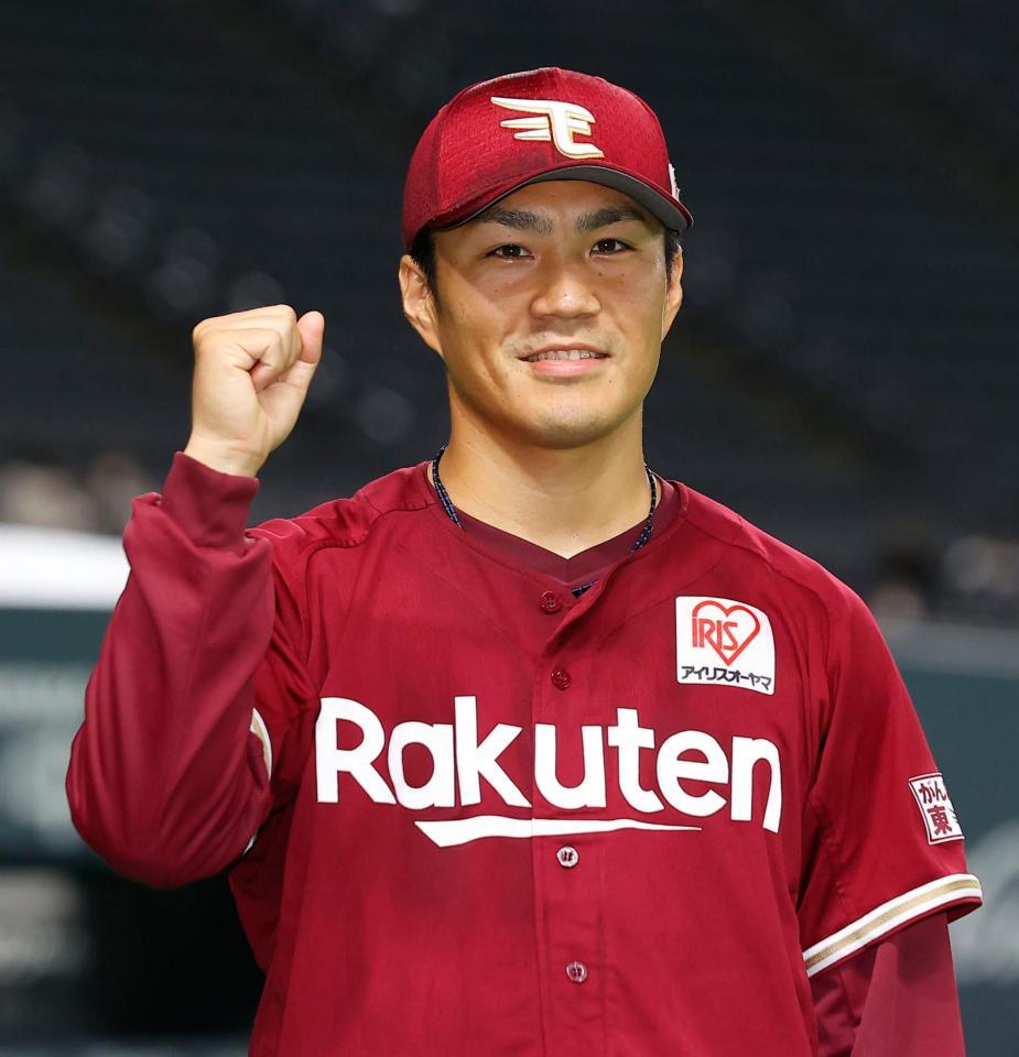 完封で９勝目を挙げ、笑顔でポーズをとる則本昂＝札幌ドーム