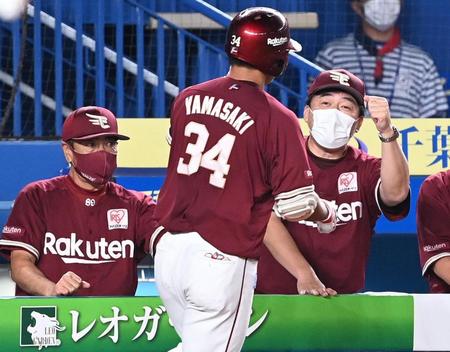 　６回、同点ソロを放った山崎剛を迎える石井監督