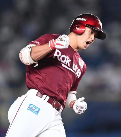 　６回、同点ソロを放ちガッツポーズで三塁を回る山崎剛（撮影・高石航平）