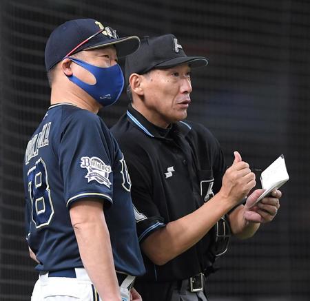 　９回、守備の交代を球審に伝えるオリックス・中嶋聡監督（撮影・伊藤笙子）