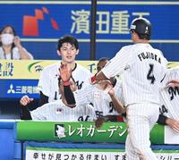 　３回、荻野の適時二塁打で生還した藤岡（右）をベンチで迎える佐々木朗（撮影・高石航平）