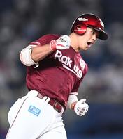 　６回、同点ソロを放ちガッツポーズで三塁を回る山崎剛（撮影・高石航平）