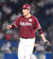 　６回、中村奨の三ゴロをさばいた茂木をたたえる田中将（撮影・高石航平）