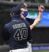 　大下の強すぎるハイタッチに思わずよろめいたオリックス・中嶋監督（撮影・伊藤笙子）