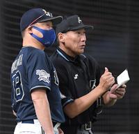 　９回、守備の交代を球審に伝えるオリックス・中嶋聡監督（撮影・伊藤笙子）