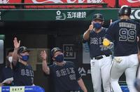 　４回、ソロを放った杉本を出迎えるオリックス・中嶋監督（撮影・伊藤笙子）