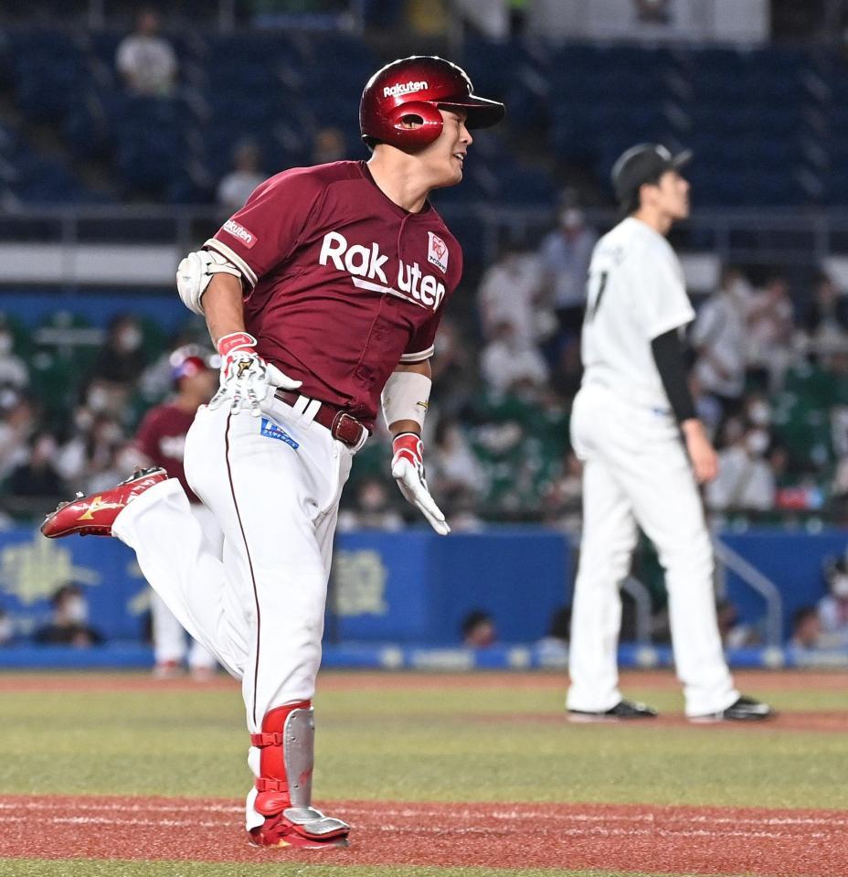 　６回、佐々木朗から中越えに同点ソロを放った山崎剛