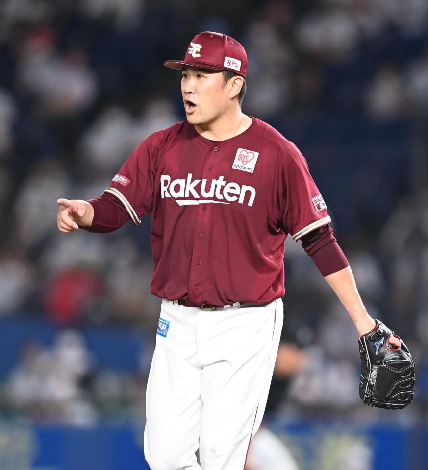 　６回、中村奨の三ゴロをさばいた茂木をたたえる田中将（撮影・高石航平）