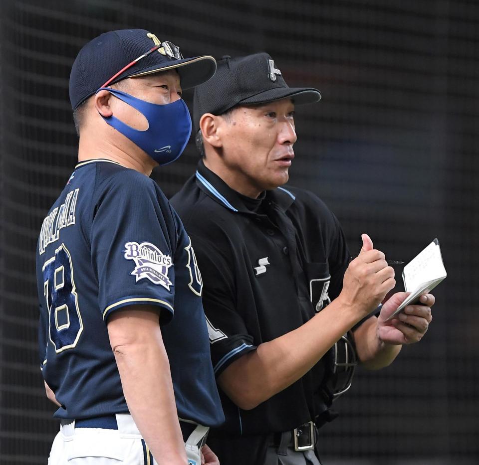 　９回、守備の交代を球審に伝えるオリックス・中嶋聡監督（撮影・伊藤笙子）