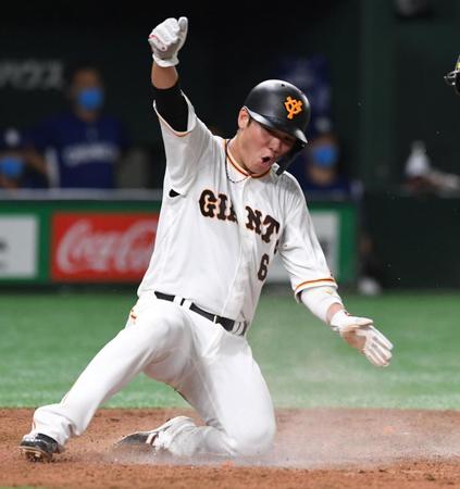 　７回、松原の中前安打で二走・坂本（撮影・佐藤厚）