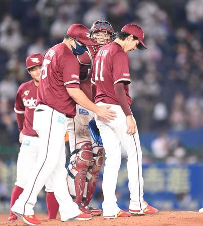 　７回、降板が告げられる岸（撮影・高石航平）