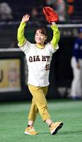 　始球式に登場した伊藤美誠（撮影・佐藤厚）