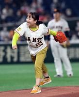 　始球式でマウンドに上がった伊藤美誠（撮影・佐藤厚）