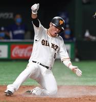 　７回、松原の中前安打で二走・坂本（撮影・佐藤厚）