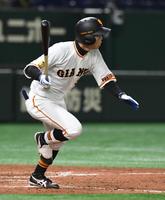 　７回、松原は中前適時安打を放つ（撮影・佐藤厚）