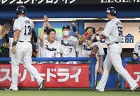 　１回、サンタナの適時打で生還したオスナ（左端）と村上（右端）を出迎えるヤクルトナイン（撮影・棚橋慶太）