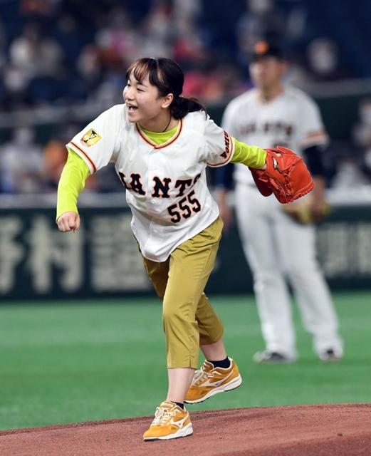 伊藤美誠が始球式　東京ドームで大きく振りかぶって全力投球