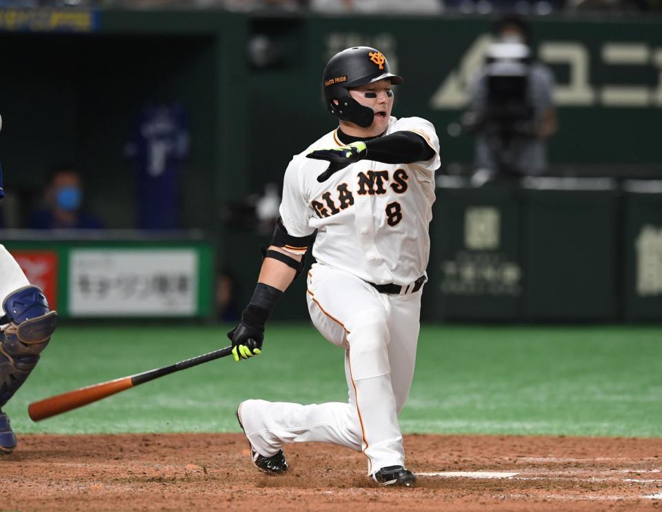 　８回、岸田の代打・丸は空振り三振（撮影・佐藤厚）