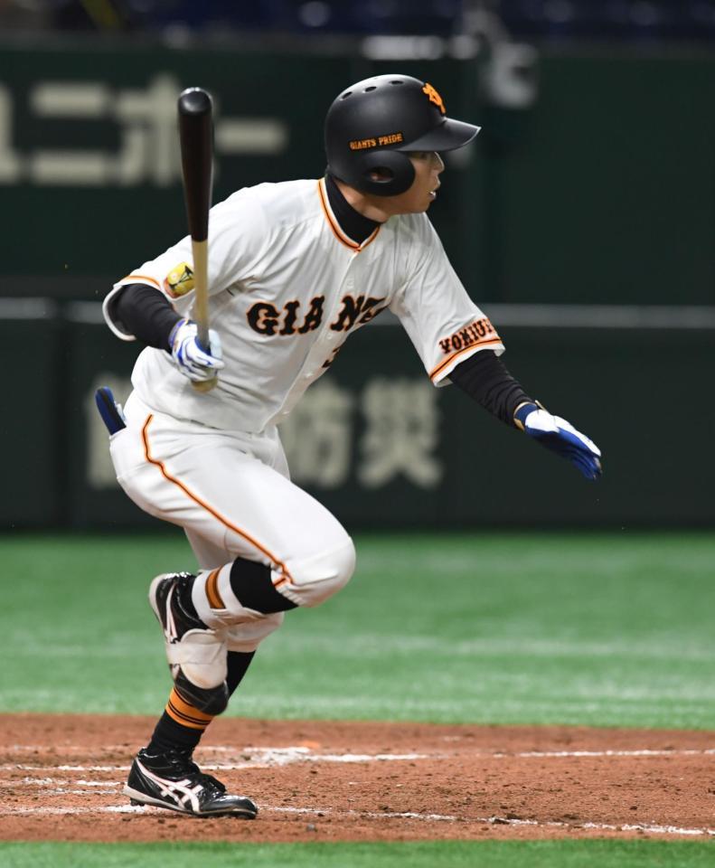 　７回、松原は中前適時安打を放つ（撮影・佐藤厚）